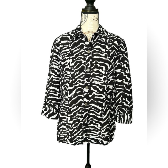5/$25 East 5th linen blend black and white animal like print blouse size medium - Picture 1 of 11